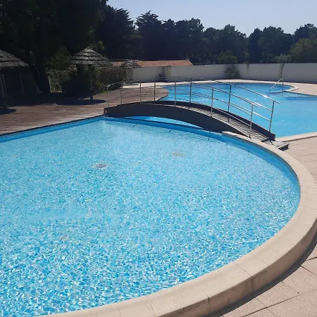 Maison Victoria, Piscine & Foret Feriehus